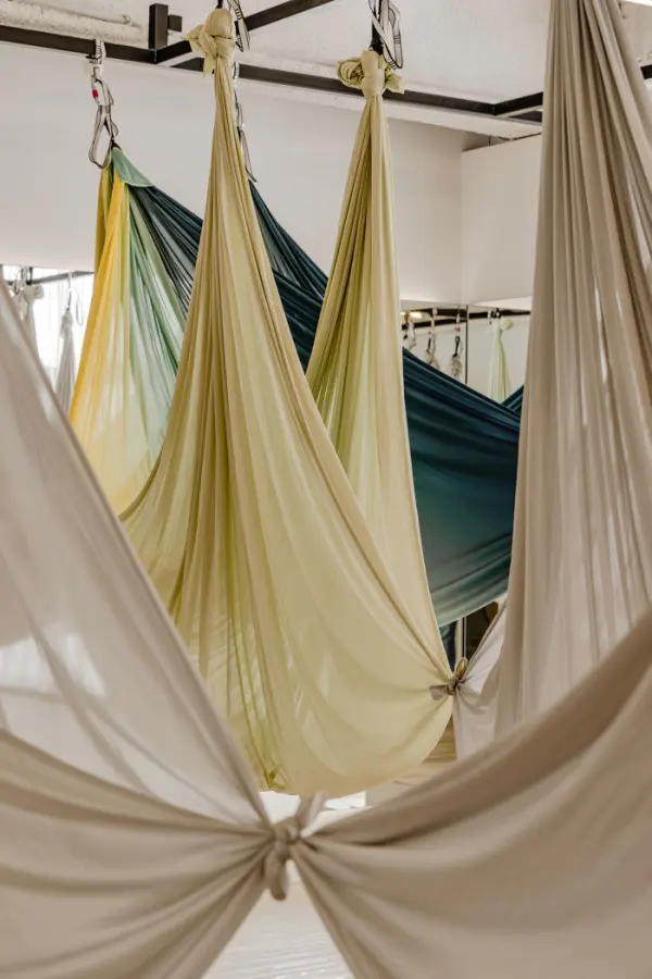 컬러풀한 해먹이 돋보이는 플라잉요가 스튜디오